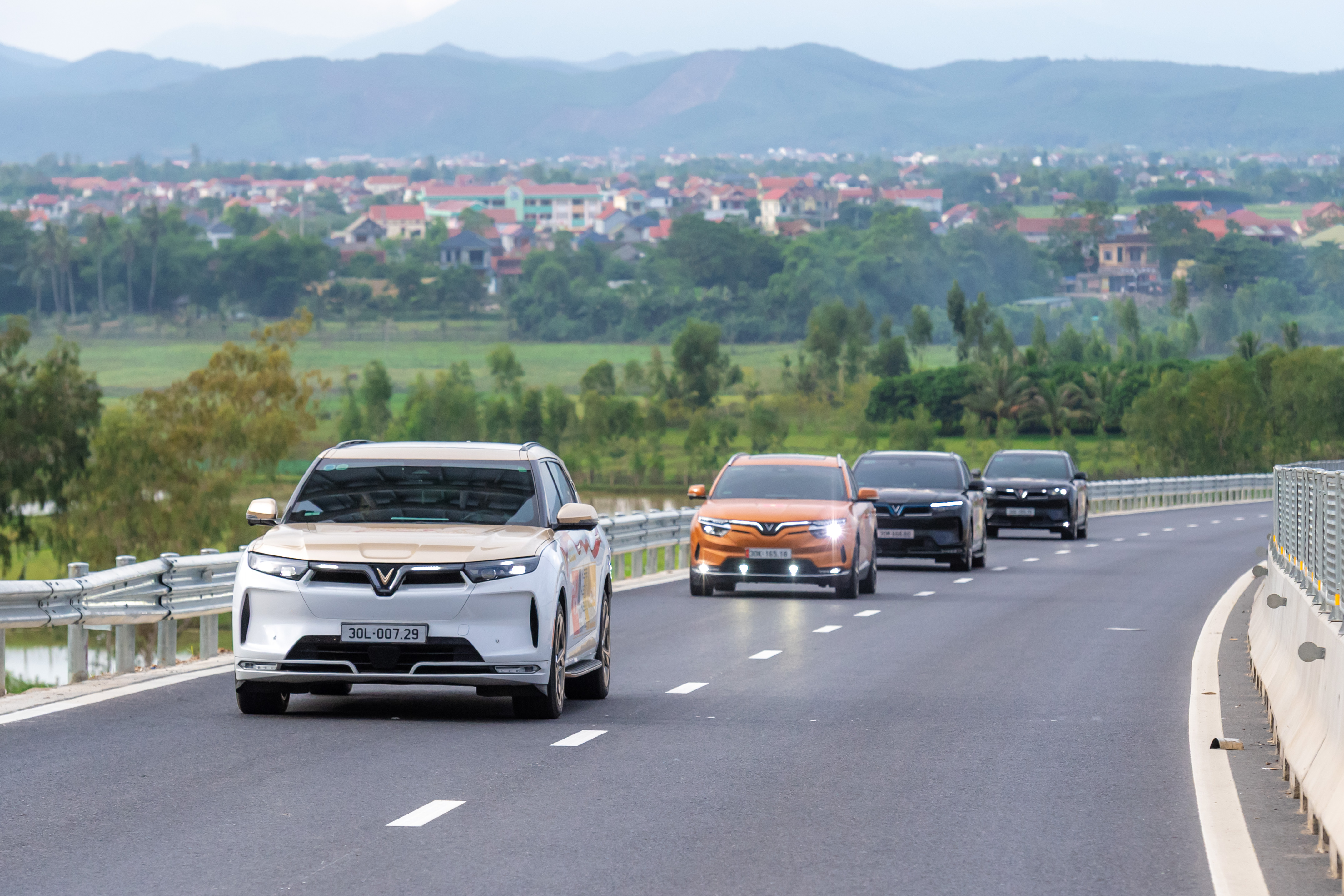 VinFast lập kỷ lục lịch sử: Doanh số 100.000 ô tô điện sau 9 tháng - Bước ngoặt ngành xe Việt, VinFast lập kỷ lục lịch sử Doanh số 100.000 ô tô điện sau 9 tháng – Bước ngoặt ngành xe Việt, Vinfast Mỹ Đình | Đại lý xe ô tô Vinfast chính hãng uy tín tại Hà Nội