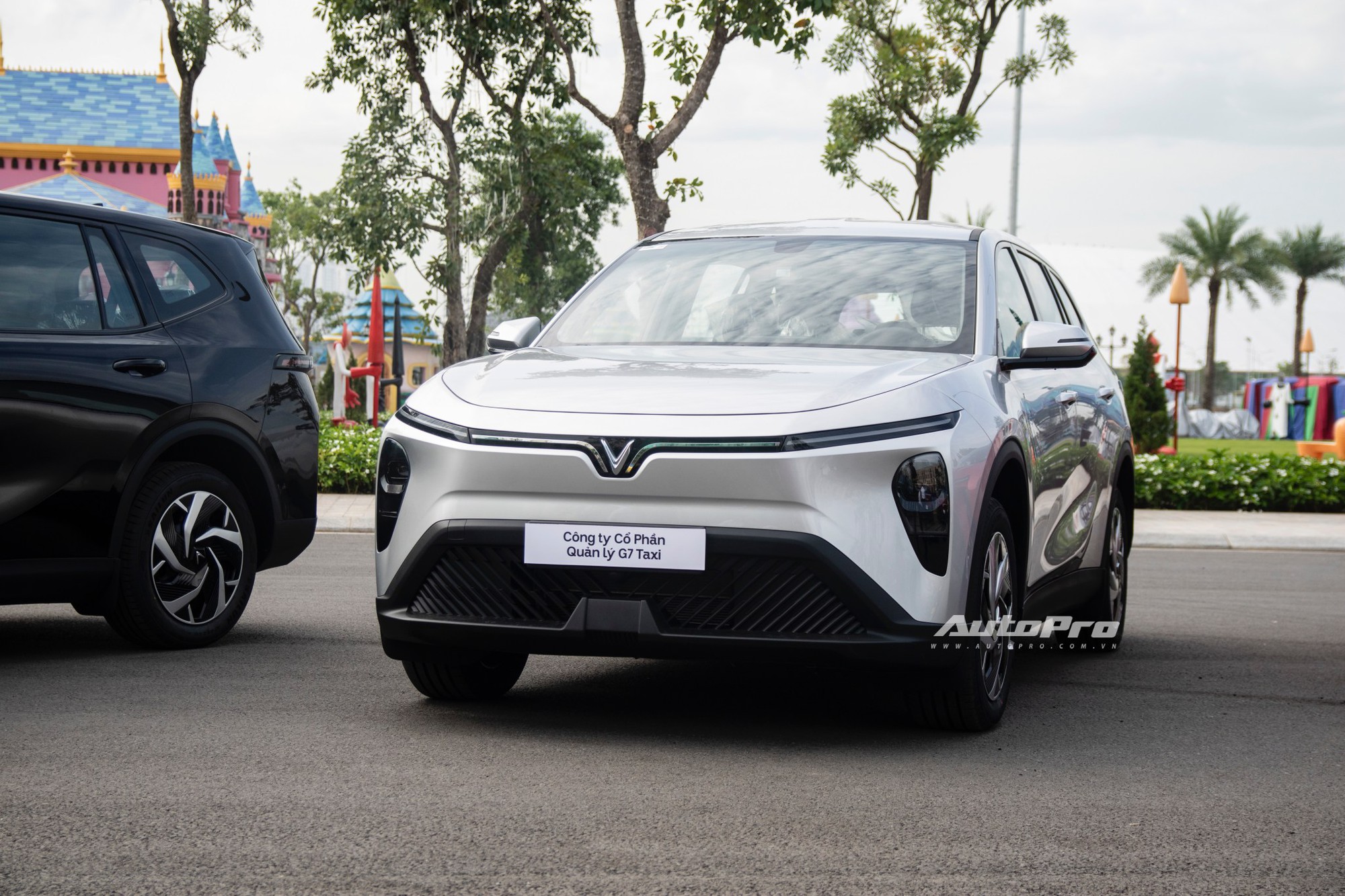 Xe Limo green, VinFast Lập &#8216;Siêu Kỷ Lục&#8217; Doanh Số Tháng 10 – Xe Limo Green Bứt Phá Doanh Thu, Vinfast Mỹ Đình | Đại lý xe ô tô Vinfast chính hãng uy tín tại Hà Nội