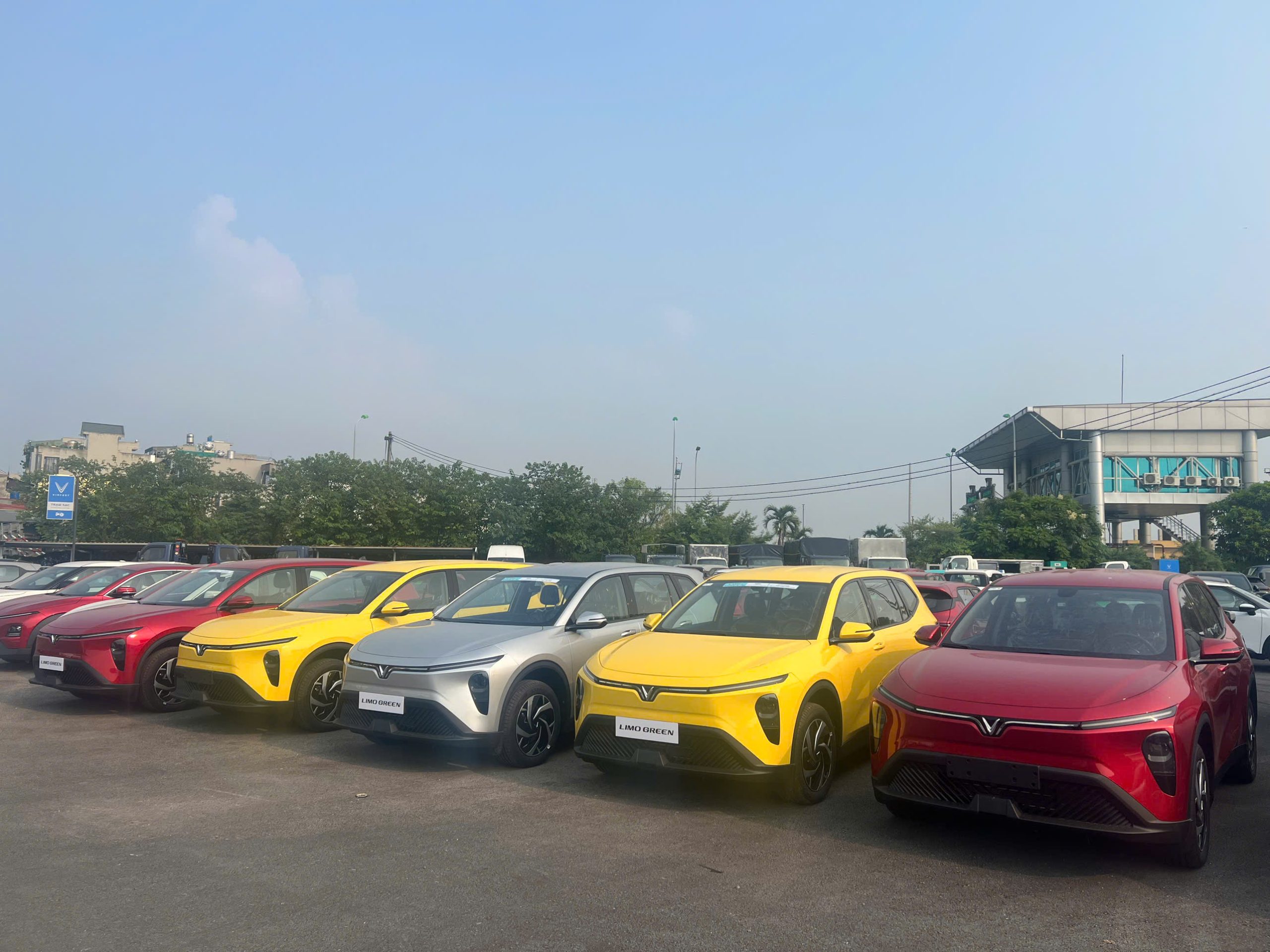 Xe Limo green, VinFast Lập &#8216;Siêu Kỷ Lục&#8217; Doanh Số Tháng 10 – Xe Limo Green Bứt Phá Doanh Thu, Vinfast Mỹ Đình | Đại lý xe ô tô Vinfast chính hãng uy tín tại Hà Nội