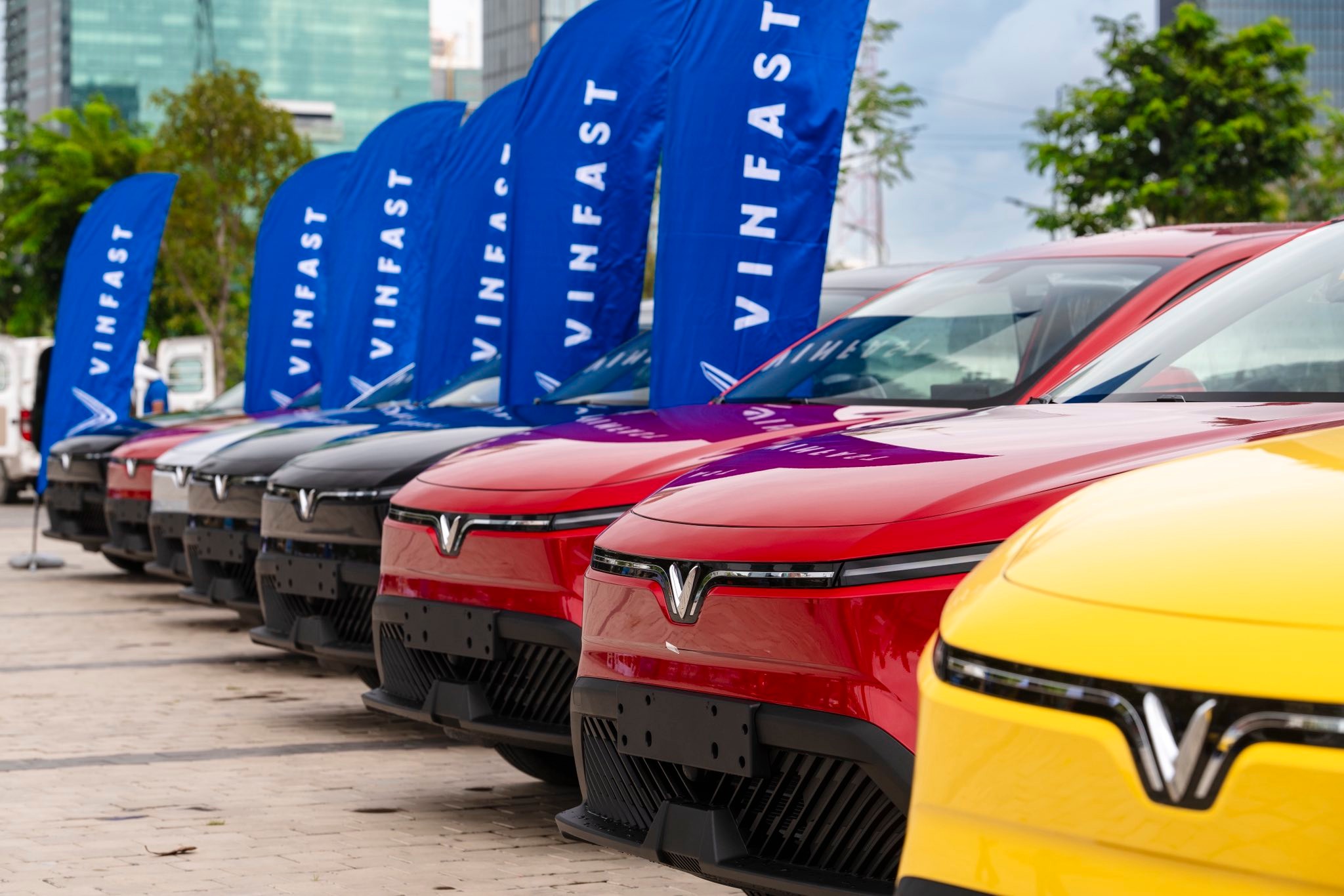 Xe Limo green, VinFast Lập &#8216;Siêu Kỷ Lục&#8217; Doanh Số Tháng 10 – Xe Limo Green Bứt Phá Doanh Thu, Vinfast Mỹ Đình | Đại lý xe ô tô Vinfast chính hãng uy tín tại Hà Nội