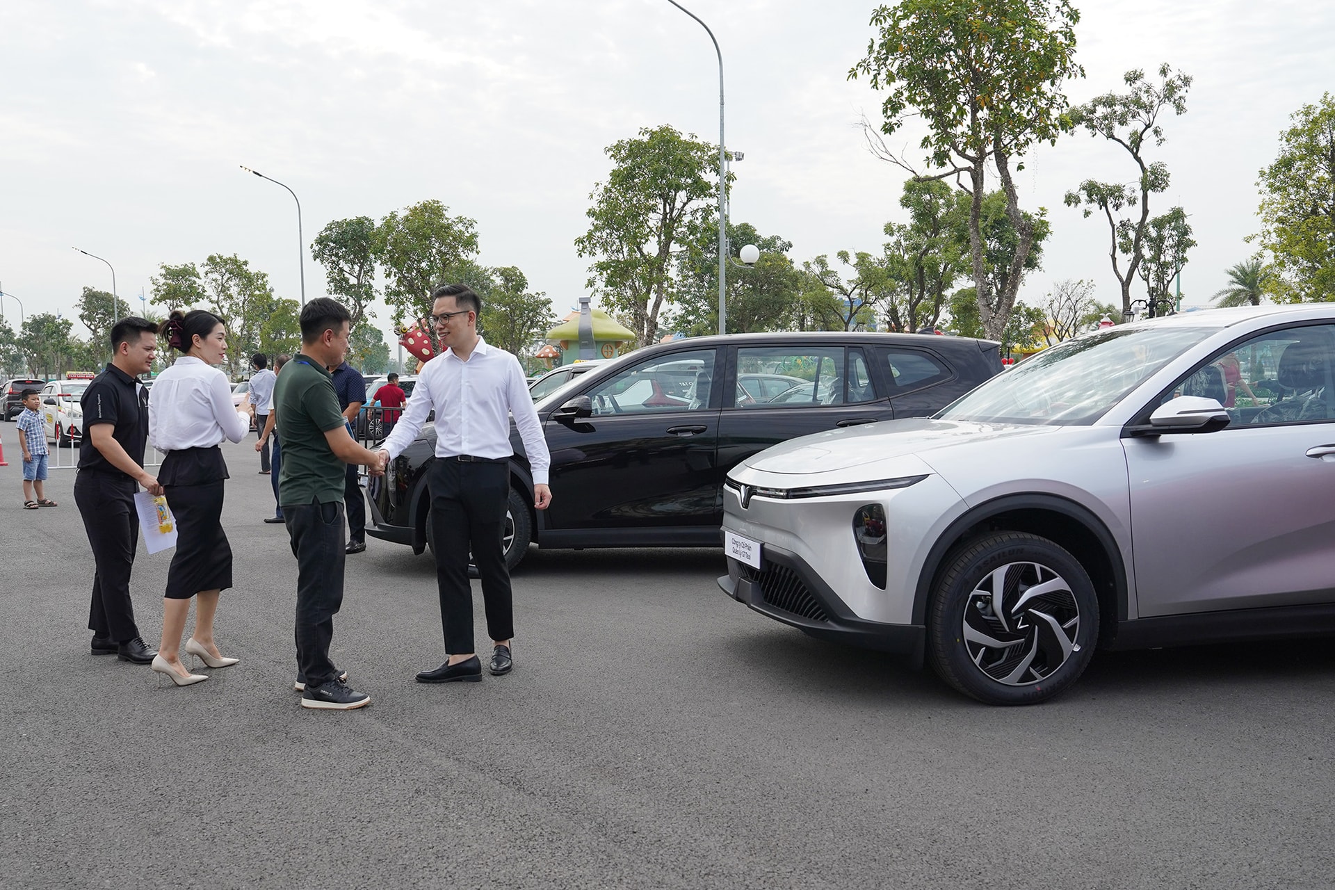 Xe Limo green, VinFast Lập &#8216;Siêu Kỷ Lục&#8217; Doanh Số Tháng 10 – Xe Limo Green Bứt Phá Doanh Thu, Vinfast Mỹ Đình | Đại lý xe ô tô Vinfast chính hãng uy tín tại Hà Nội