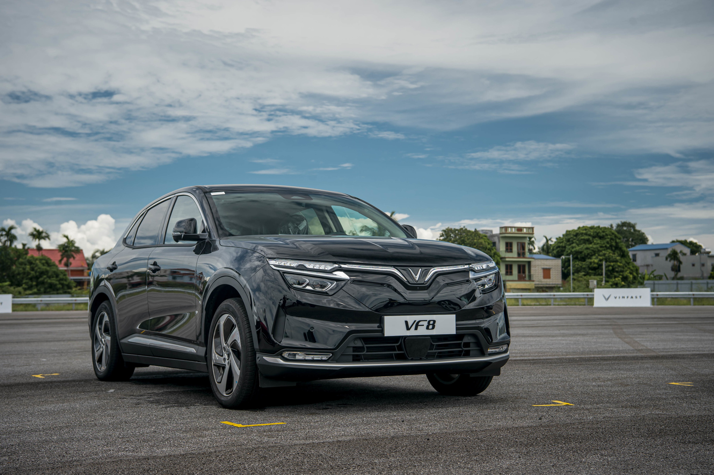 Xe VF8 cảm giác lái như siêu xe, Xe VF8 cảm giác lái như siêu xe – Trải nghiệm điều khiển đỉnh cao của một mẫu SUV điện, Vinfast Mỹ Đình | Đại lý xe ô tô Vinfast chính hãng uy tín tại Hà Nội