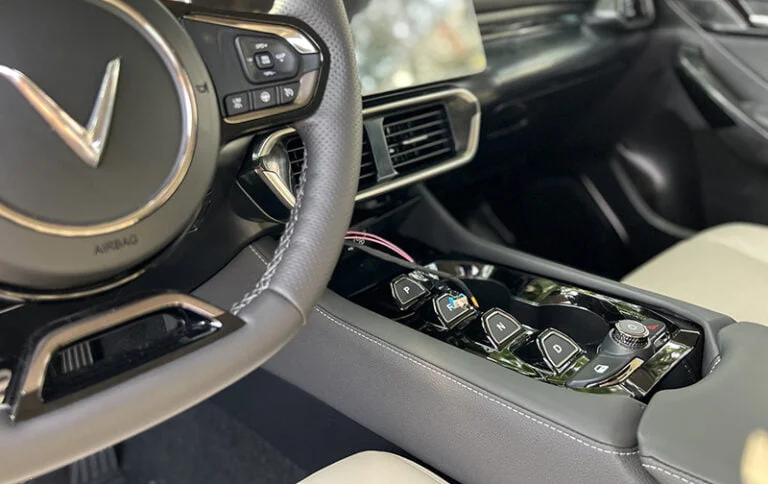 Xe VF8 cảm giác lái như siêu xe, Xe VF8 cảm giác lái như siêu xe – Trải nghiệm điều khiển đỉnh cao của một mẫu SUV điện, Vinfast Mỹ Đình | Đại lý xe ô tô Vinfast chính hãng uy tín tại Hà Nội