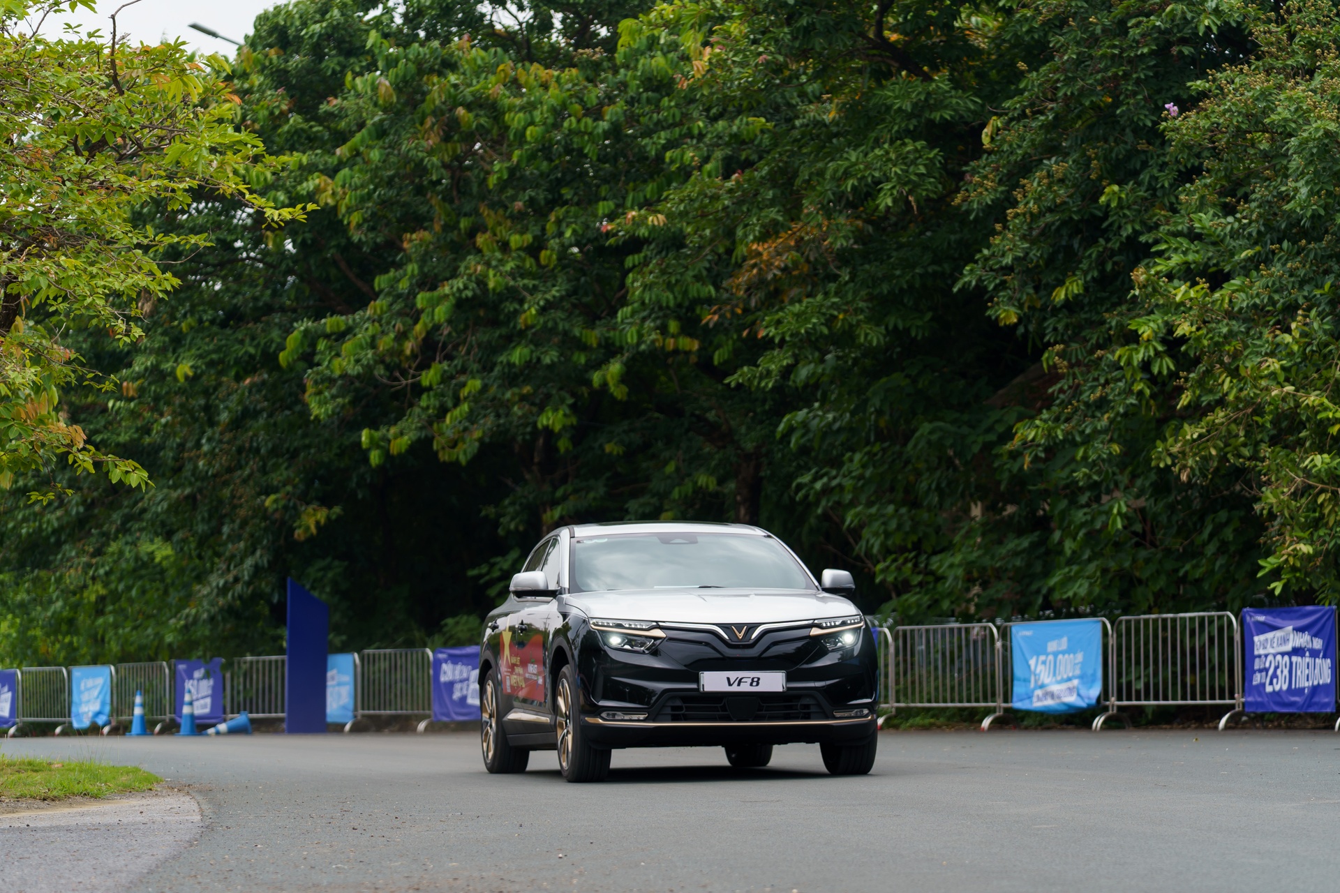 Xe VF8 cảm giác lái như siêu xe, Xe VF8 cảm giác lái như siêu xe – Trải nghiệm điều khiển đỉnh cao của một mẫu SUV điện, Vinfast Mỹ Đình | Đại lý xe ô tô Vinfast chính hãng uy tín tại Hà Nội